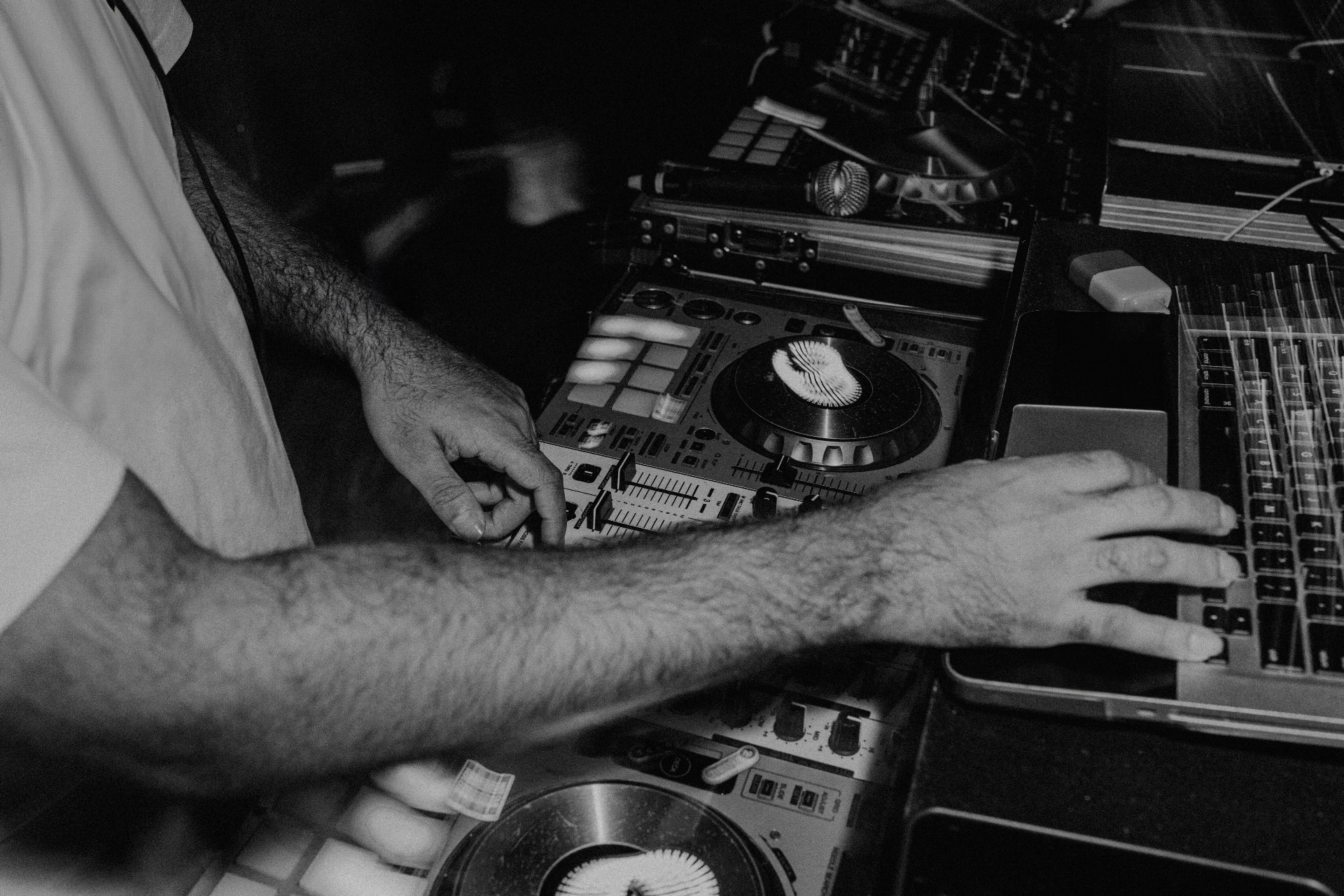 DJ Hände am Mixer