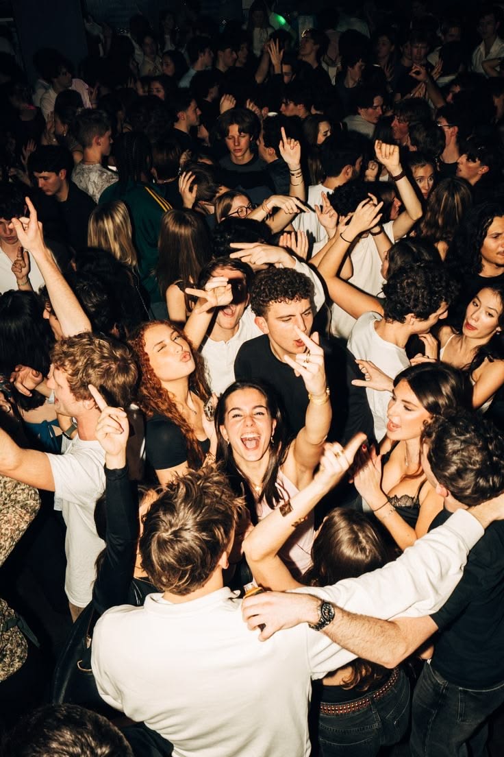 Tanzende Crowd. Bring deine Bestie