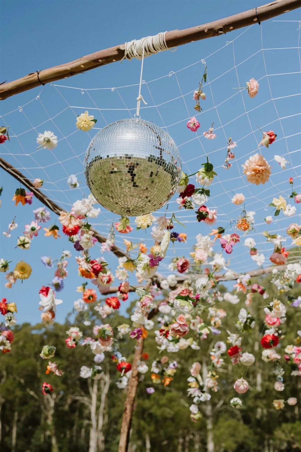 Discoball zwischen Blumen