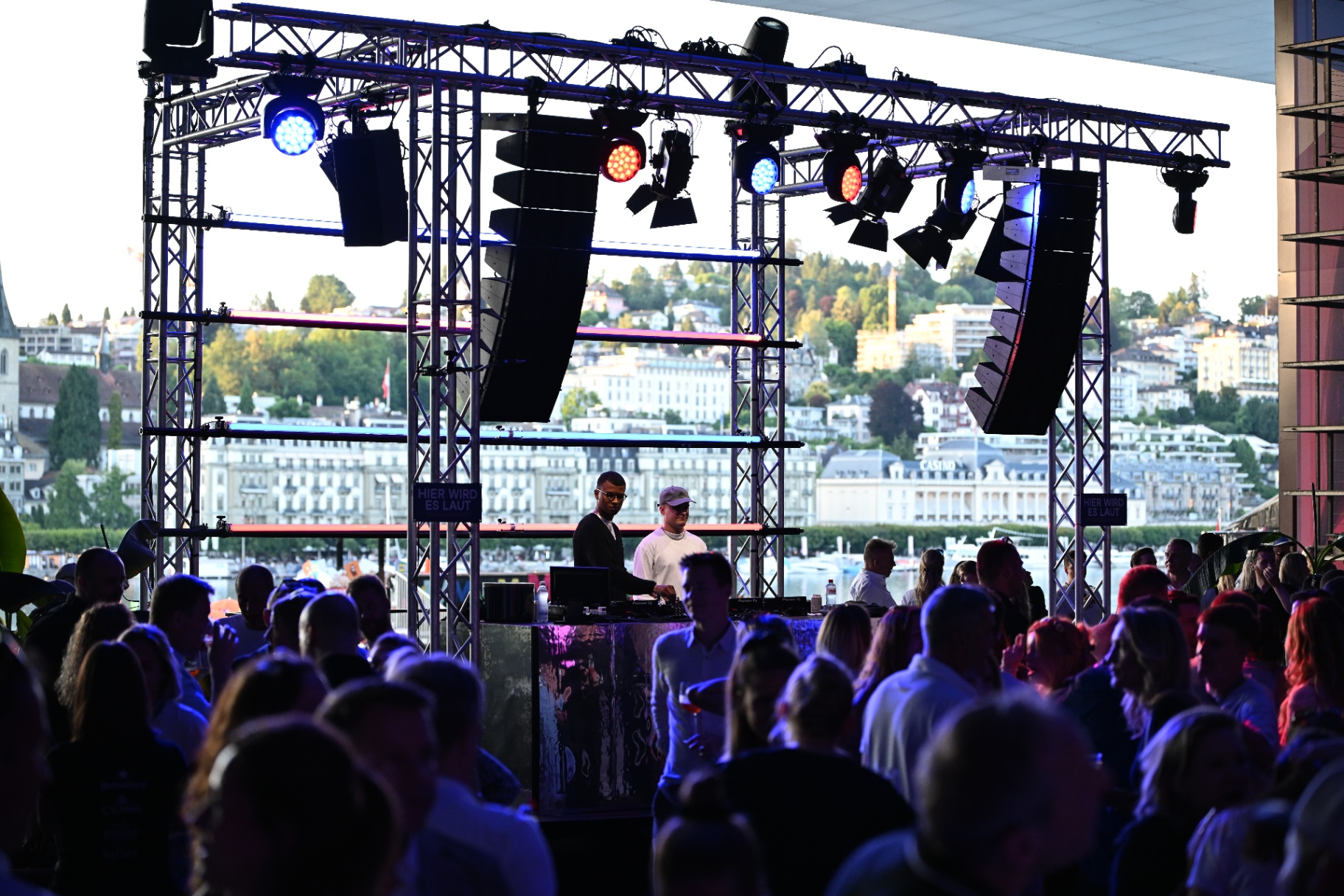 DJ Set auf der Electric Terrace am KKL Luzern mit Blick übers Seebecken