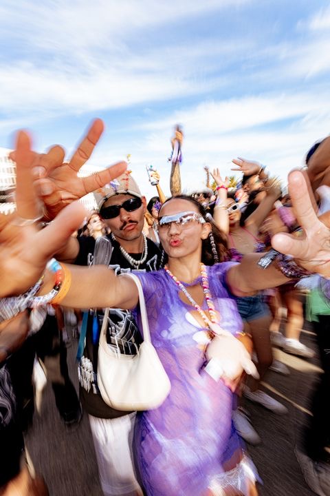 Tanzende Crowd in lila